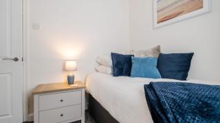 High-Standard 3BR Home, Free Parking, Sleeps 5 - 7
