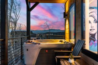 Luxe Mountain Retreat: Indoor Pool & Iconic Views - 4