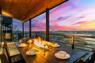 Luxe Mountain Retreat: Indoor Pool & Iconic Views - 2