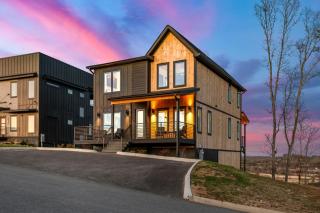 Luxe Mountain Retreat: Indoor Pool & Iconic Views - 1