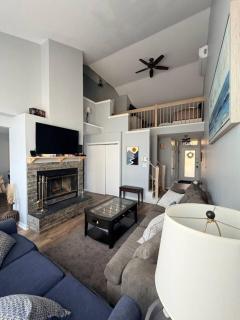 Spacious Modern Gem - Walk to Lake, Minutes to Ski - 9