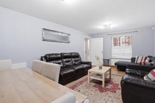 5 Bed House in Cadishead, Irlam - Sleeps 9 - 3 Double Beds, 1 Single Bed, 1 King Bed - Close to Partington, Ideal for families and groups - 5 Bedrooms, 2 Bathrooms, Living area, Fully equipped kitchen, Free WiFi - Free Street Parking - Short & Long Stays - 6