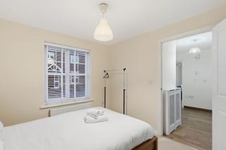 5 Bed House in Cadishead, Irlam - Sleeps 9 - 3 Double Beds, 1 Single Bed, 1 King Bed - Close to Partington, Ideal for families and groups - 5 Bedrooms, 2 Bathrooms, Living area, Fully equipped kitchen, Free WiFi - Free Street Parking - Short & Long Stays - 4