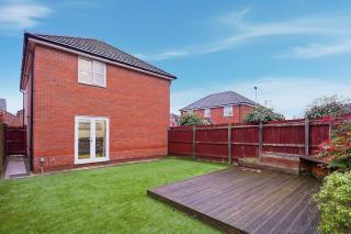 5 Bed House in Cadishead, Irlam - Sleeps 9 - 3 Double Beds, 1 Single Bed, 1 King Bed - Close to Partington, Ideal for families and groups - 5 Bedrooms, 2 Bathrooms, Living area, Fully equipped kitchen, Free WiFi - Free Street Parking - Short & Long Stays - 2