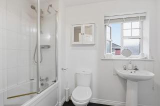 5 Bed House in Cadishead, Irlam - Sleeps 9 - 3 Double Beds, 1 Single Bed, 1 King Bed - Close to Partington, Ideal for families and groups - 5 Bedrooms, 2 Bathrooms, Living area, Fully equipped kitchen, Free WiFi - Free Street Parking - Short & Long Stays - 8