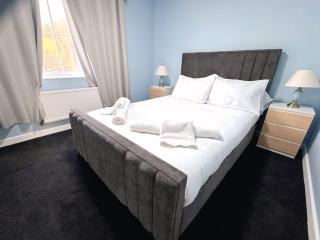 Elegant 4BDR Home with Private Parking in Darfield - 6