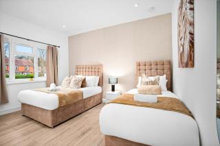 Stylish Five Bedroom House - Parking - Terrace - Fast Wi-Fi 974P - 2