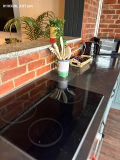 Spacious 2 Bedroom Flat with Free Parking - 3