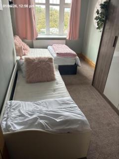 Spacious 2 Bedroom Flat with Free Parking - 2