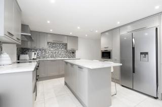 Luxury Central Cheltenham Basement Retreat - 9