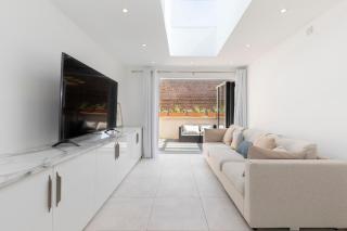 Luxury Central Cheltenham Basement Retreat - 4