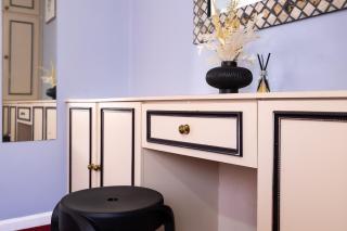 Luxury Home by D3 Short Stay, Guests 6, FREE Wi-Fi, Garden & Parking Free! - 2