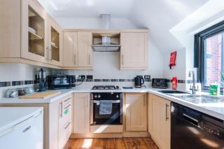 Spacious 3BR Home in Warrington Close to Golf & Sailing - 4
