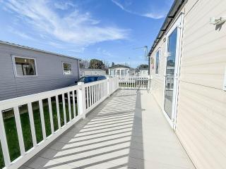 Homely Caravan With Outside Decking Ref 20381Bs - 3