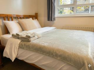 Spacious 4BR Home in Southfields - 5 Beds, Wifi and Parking - 7