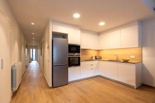 Stylish & Cozy 3-Bedroom Central Apartment with Private Balcony - 4
