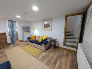 Bright cottage, sleeps 4, near trails, own parking - 0