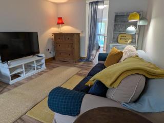 Bright cottage, sleeps 4, near trails, own parking - 7