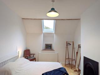 Bright cottage, sleeps 4, near trails, own parking - 5