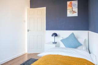 Perfect Booking 4 Bed Home Near City & Airport - 2