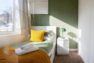 Perfect Booking 4 Bed Home Near City & Airport - 4
