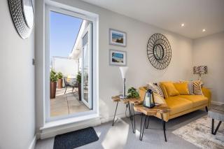 Going Coastal - Terrace with Views Towards the Inner Harbour - 2