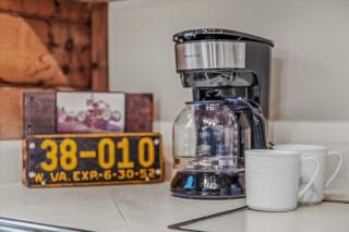 Lazy Bear Retreat - Wifi, Pet Friendly, Grill, Fire Pit, Fireplace, Deck, Golf, Hiking - 2