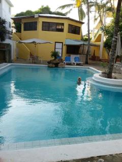 Two-bedroom apartment with a pool near the city center - 8