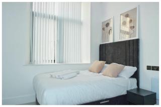 Modern 1-Bed Apartment in City Centre Bradford - 3