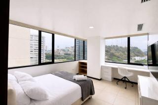 Modern 2BR Apt. on the 14th Floor with free Parking - 5