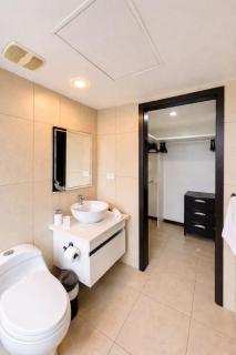 Modern 2BR Apt. on the 14th Floor with free Parking - 4