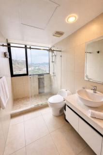 Modern 2BR Apt. on the 14th Floor with free Parking - 3