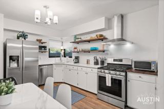 Vibrant 3BR 2BA East Austin Escape Billiards BBQ Cowboy Pool by Austin Vacay - 3