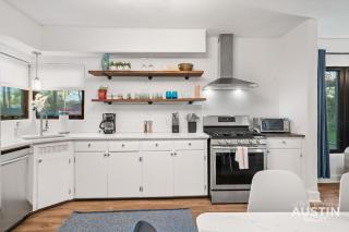 Vibrant 3BR 2BA East Austin Escape Billiards BBQ Cowboy Pool by Austin Vacay - 1