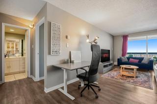 1BR King Bed Downtown Calgary with Parking, Gym, Sauna and Court - 8