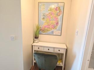 Comfy Bedroom and Private Bathroom on the Top Floor of a Home Stay -10 mins walk to the center - Off street parking - 1
