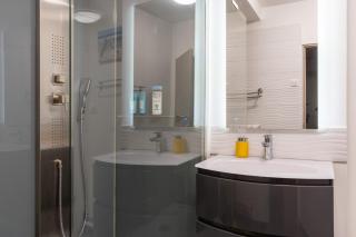 Bright & Contemporary 2BD Apartment - 1