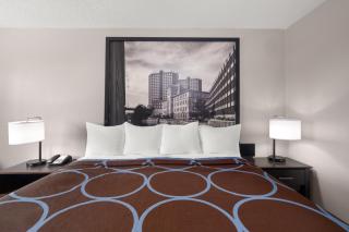 Super 8 by Wyndham Farmville - 9