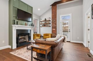 Luxurious Design Easy Access to Downtown Pittsburgh Sleeps 4 - 8