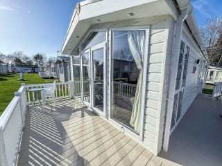 Beautiful 6 Berth Caravan With Decking At Broadland Sands Ref 20009Sv - 3