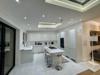 Stockwell Residences - The Silver Line Room - 5