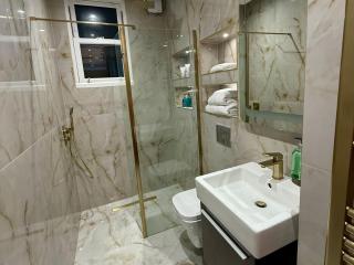 Stockwell Residences - The Silver Line Room - 9