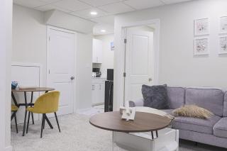Modern & Stylishly Furnished Suite with Private Entrance - 8