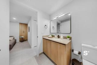 Sleek 1-BR & Den in Central DTW - Rooftop Pool - 3