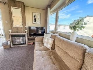 Lovely Caravan At Broadland Sands Holiday Park Nearby Lowestoft Ref 20161Bs - 1