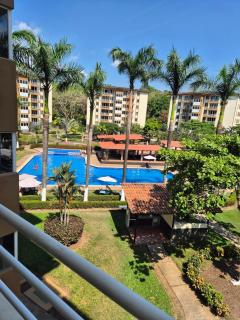 Family getaway, pool, beach and surf - 0