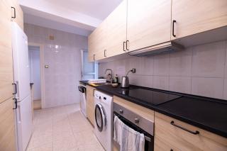Spacious 5 Bedroom Apartment Near Train and Bus Station - 8