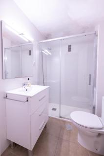 Spacious 5 Bedroom Apartment Near Train and Bus Station - 5