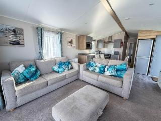 8 Berth Caravan With Decking And Wifi At Broadland Sands Park Ref 20064Cf - 2