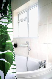 Elegant 5-Bedroom Home- Fast WiFi, Free parking Netflix - 2